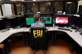 Nhân viên FBI làm việc trong phòng thí nghiệm pháp y máy tính tại văn phòng FBI ở New Orleans, Mỹ. (Nguồn: AP)