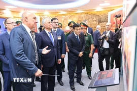 Chủ tịch Duma Quốc gia Nga Vyacheslav Volodin thăm phòng truyền thống của Trung tâm Nhiệt đới Việt – Nga. (Ảnh: Minh Đức/TTXVN)