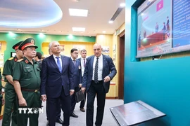 Chủ tịch Duma Quốc gia Nga Vyacheslav Volodin thăm phòng truyền thống của Trung tâm Nhiệt đới Việt-Nga. (Ảnh: Minh Đức/TTXVN)