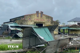 Lốc xoáy khiến nhiều kiốt kinh doanh ở khu vực chợ Già xã Đông Kinh bị hư hỏng. (Ảnh: Hoàng Ngà/TTXVN)