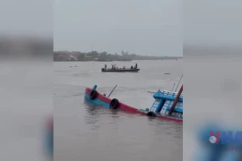 Cảnh sát đường thủy cứu 9 thuyền viên tàu cá bị lật do bão Wipha