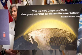 Chánh văn phòng Nhà trắng Susie Wiles đứng sau màn hình minh họa hệ thống phòng thủ lửa Golden Dome trong khi Tổng thống Mỹ Donald Trump phát biểu tại một cuộc họp báo tháng 5/2025. (Ảnh: AFP)