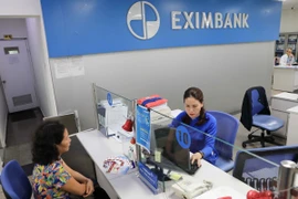 Hoạt động giao dịch tại Eximbank chi nhánh Hà Nội (19 Trần Hưng Đạo). (Ảnh: Thanh Tùng-TTXVN)