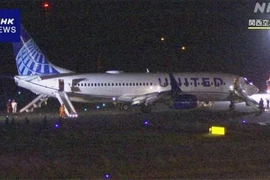 Chiếc máy bay Boeing 737 mang số hiệu UA32 của hãng hàng không United Airlines đang trên đường đến Cebu, Philippines đã buộc phải hạ cánh khẩn cấp xuống Sân bay Kansai ở Osaka, Nhật Bản (Ảnh: NHK News)