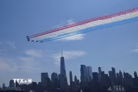 Đội hình máy bay trình diễn nhân kỷ niệm 250 năm Quốc khánh Mỹ tại New York ngày 4/7/2026. (Ảnh: THX/TTXVN phát)