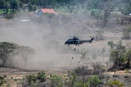 Binh sỹ Indonesia đu dây từ trực thăng H-225 M Caracal của Không quân Indonesia trong cuộc tập trận quân sự chung Siêu Lá chắn Shield 2024 tại Situbondo, Đông Java ngày 6/9/2024. (Ảnh: AFP)