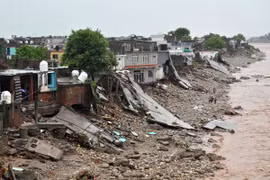 Mưa lũ gây sạt lở tại Jammu, Kashmir, Ấn Độ, ngày 27/8. (Ảnh: Reuters)