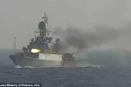 Tàu chiến Nga tập trận ở Biển Baltic. (Ảnh: dailymail)