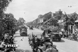 6h sáng trung đoàn Thủ đô từ Ô Cầu Giấy tiến vào cửa Nam. (Ảnh: TTXVN)