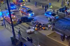 Hiện trường vụ lao xe vào đám đông tại ở thành phố Grenoble của Pháp đêm 31/5. (Ảnh: Dailymail)