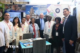 Chủ tịch Miguel Díaz-Canel Bermúdez (giữa) chụp ảnh tại một gian hàng ở Hội chợ. (Ảnh: Việt Hùng/TTXVN)