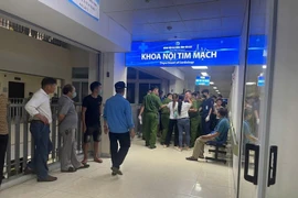 Lực lượng chức năng điều tra, làm rõ vụ việc nữ bệnh nhân 48 tuổi tử vong đột ngột tại Khoa Tim mạch, Bệnh viện Đa khoa số 1 tỉnh Lào Cai. (Ảnh: Đinh Thùy/TTXVN)