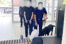 Lực lượng hải quan Cửa khẩu Quốc tế Mộc Bài kiểm tra hành lý của đối tượng. (Ảnh: TTXVN phát)