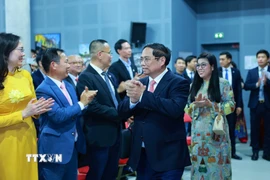 Thủ tướng Phạm Minh Chính và Phu nhân đến buổi gặp cộng đồng người Việt Nam tại pháp. (Ảnh: Dương Giang/TTXVN)