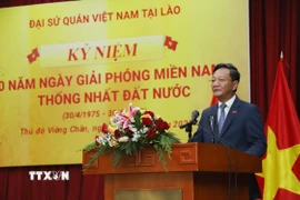 Đại sứ Việt Nam tại Lào Nguyễn Minh Tâm phát biểu tại lễ kỷ niệm. (Ảnh: Xuân Tú/TTXVN)