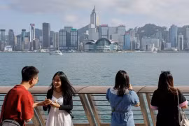 Khách du lịch chụp ảnh tại Tsim Sha Tsui, Hong Kong, Trung Quốc. ( Ảnh: Reuters)