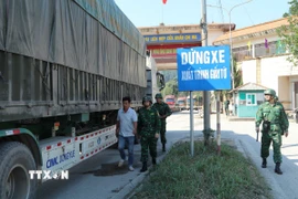Lực lượng Bộ đội Biên phòng cửa khẩu Chi Ma (Lạng Sơn) kiểm soát phương tiện chở hàng nhập khẩu khi di chuyển ra khu vực cửa khẩu. (Ảnh: Quang Duy/TTXVN)