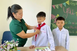 Giáo viên chuẩn bị cho lễ khai giảng năm học mới. (Ảnh: TTXVN phát)