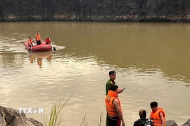 Cơ quan chức năng nỗ lực tìm kiếm các nạn nhân. (Ảnh: TTXVN phát)