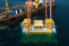 Cụm máy tính thông minh dưới nước thương mại của Hải Nam được hạ xuống biển ở tỉnh Hải Nam, miền nam Trung Quốc. (Ảnh: Tân Hoa xã)