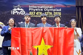 Đội tuyển quốc gia Việt Nam tham dự Olympic Vật lý quốc tế năm 2026, từ trái sang phải: Em Vũ Nguyên Nguyên, em Tạ Ngọc Minh, em Nguyễn Nhật Minh, em Lê Duy Khánh, em Nguyễn Thị Bích Ngọc. (Ảnh: TTXVN phát)