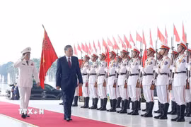 Tổng Bí thư, Chủ tịch nước Tô Lâm duyệt đội danh dự Công an nhân dân. (Ảnh: Thống Nhất/TTXVN)
