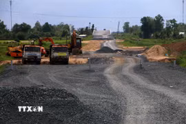 Thi công dự án thành phần của cao tốc Châu Đốc-Cần Thơ-Sóc Trăng đi qua địa bàn Cần Thơ. (Ảnh: Duy Khương/TTXVN)