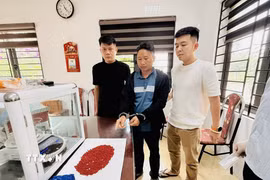 Đối tượng Sùng Quáng Dình (SN 1992, trú bản Huổi Lụ 2, xã Nà Hỳ, tỉnh Điện Biên) cùng tang vật tại cơ quan Công an. (Ảnh: TTXVN phát)