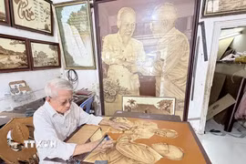 Nghệ nhân Võ Văn Tạng tái hiện chân dung Chủ tịch Hồ Chí Minh và Chủ tịch Tôn Đức Thắng trên chất liệu lá thốt nốt đặc trưng vùng Bảy Núi An Giang. (Ảnh: Thanh Sang/TTXVN)