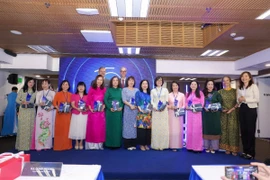 Các nhà khoa học nữ từng nhận học bổng "L'Oréal-UNESCO For Women in Science Việt Nam" nhận kỷ niệm chương từ đại diện UNESCO trong lễ kỷ niệm 15 năm của chương trình tại Việt Nam. (Ảnh: L'Oréal-UNESCO)