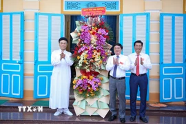 Lãnh đạo tỉnh Tây Ninh (bìa trái) tặng hoa chúc mừng Hội thánh Cao Đài Tây Ninh nhân dịp Đại lễ Vía Đức Chí Tôn năm Bính Ngọ 2026. (Ảnh: Giang Phương/TTXVN)