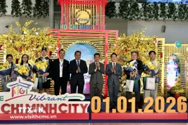 Du khách chuyến bay QR974 từ Qatar đến Thành phố Hồ Chí Minh nhận quà tặng từ Ban tổ chức. (Ảnh: Mỹ Phương/TTXVN)