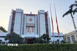 Cờ rủ tại trụ sở Ủy ban nhân dân thành phố Hà Nội sáng 10/8/2026. (Ảnh: Lâm Khánh/TTXVN)