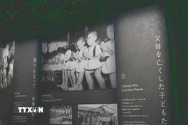 Những bức ảnh về các em nhỏ trong thảm họa bom nguyên tử được trưng bày trong Bảo tàng của Công viên Tưởng niệm hòa bình Hiroshima, Nhật Bản. (Ảnh: Xuân Giao/TTXVN)