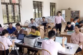Phòng giao dịch Ngân hàng Chính sách xã hội Cát Hải (Hải Phòng) hỗ trợ người dân. (Ảnh Tiến Vĩnh/TTXVN)