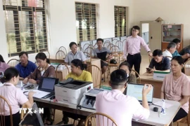 Phòng giao dịch Ngân hàng Chính sách xã hội Cát Hải (Hải Phòng) hỗ trợ người dân. (Ảnh Tiến Vĩnh/TTXVN)