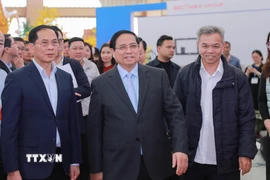 Thủ tướng kiểm tra tiến độ triển khai các gian trưng bày. (Ảnh: Phan Phương/TTXVN)
