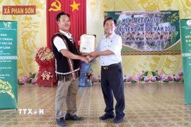 Trao Giấy chứng nhận Hữu cơ cho sản phẩm lúa Mẹ (loại lúa truyền thống của người dân tộc K'ho, Raglai) cho Hợp tác xã Lúa Mẹ Phan Lâm. (Ảnh: Nguyễn Thanh/TTXVN)