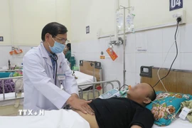 Bệnh nhân viêm tụy cấp đang điều trị tại Bệnh viện Nguyễn Tri Phương, Thành phố Hồ Chí Minh. (Ảnh: Đinh Hằng/TTXVN)