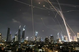 Hệ thống phòng không Iron Dome của Israel khai hỏa đánh chặn tên lửa trên bầu trời Tel Aviv. (Ảnh: AP)