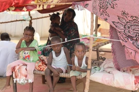 Trẻ em tại trại tị nạn ở Port Sudan, bang Biển Đỏ, Sudan. (Ảnh: THX/TTXVN)