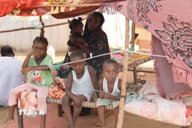 Trẻ em tại trại tị nạn ở Port Sudan, bang Biển Đỏ, Sudan. (Ảnh: THX/TTXVN)