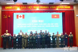 Các đại biểu tham dự khai mạc chụp ảnh chung. (Nguồn: Báo Quân đội Nhân dân)