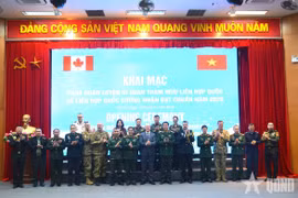 Các đại biểu tham dự khai mạc chụp ảnh chung. (Nguồn: Báo Quân đội Nhân dân)