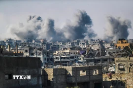 Khói bốc lên sau vụ không kích của Israel xuống thành phố Gaza, ngày 19/4/2025. (Ảnh: THX/TTXVN)