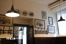 Ảnh chân dung Chủ tịch Hồ Chí Minh bên trong quán Antica Trattoria della Pesa. (Ảnh: Thanh Hải/TTXVN