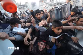 Người dân chờ được phát thực phẩm cứu trợ tại Gaza ngày 4/3/2025. (Ảnh: THX/TTXVN)