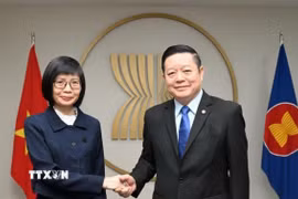 Đại sứ Tôn Thị Ngọc Hương và Tổng thư ký ASEAN Kao Kim Hourn. (Ảnh: TTXVN phát)