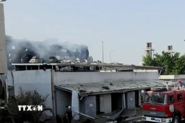 Nhà máy điện bị phá hủy sau cuộc không kích của Israel tại Sanaa, Yemen. (Ảnh: THX/TTXVN)