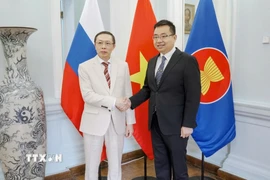 Đại sứ Lào tại Nga Shiphandone Oybuabuddy (bên trái) và Tham tán Công sứ Đoàn Khắc Hoàng - Đại biện lâm thời Đại sứ quán Việt Nam tại Nga. (Ảnh: Trần Hải/TTXVN)